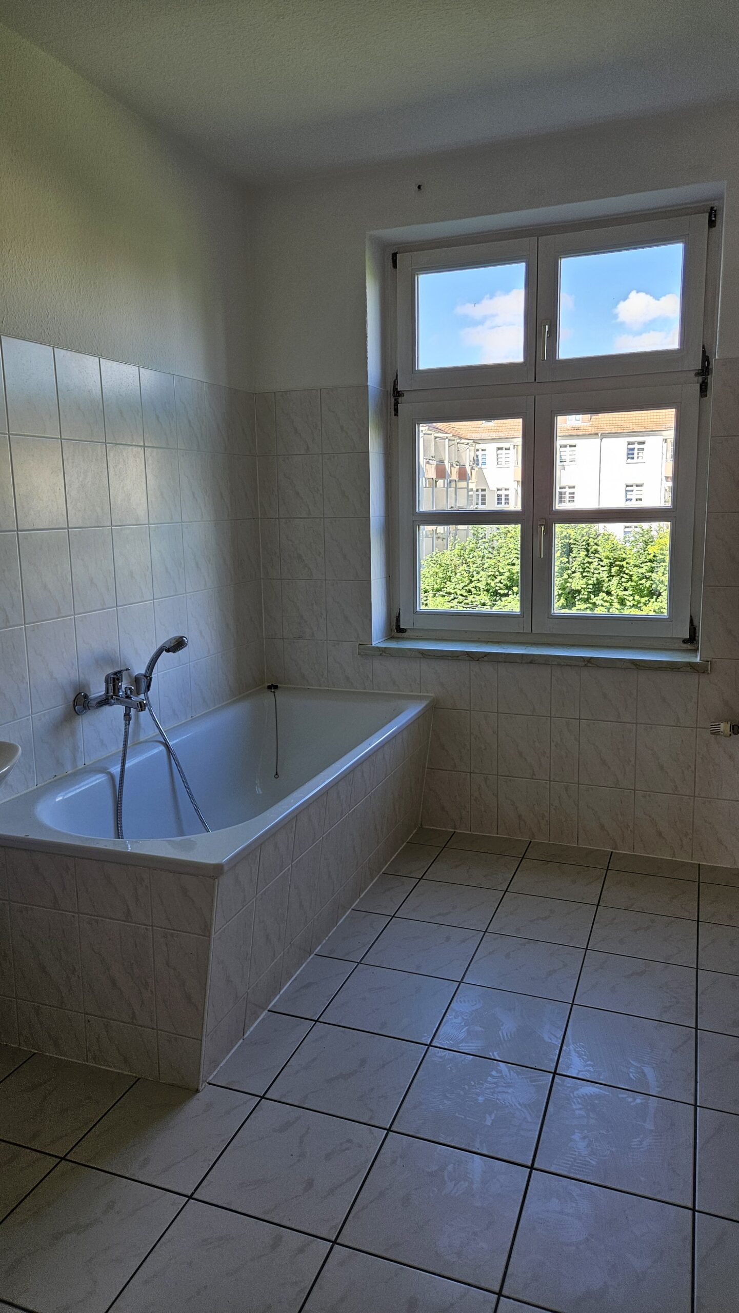 Bad mit Fenster und Wanne