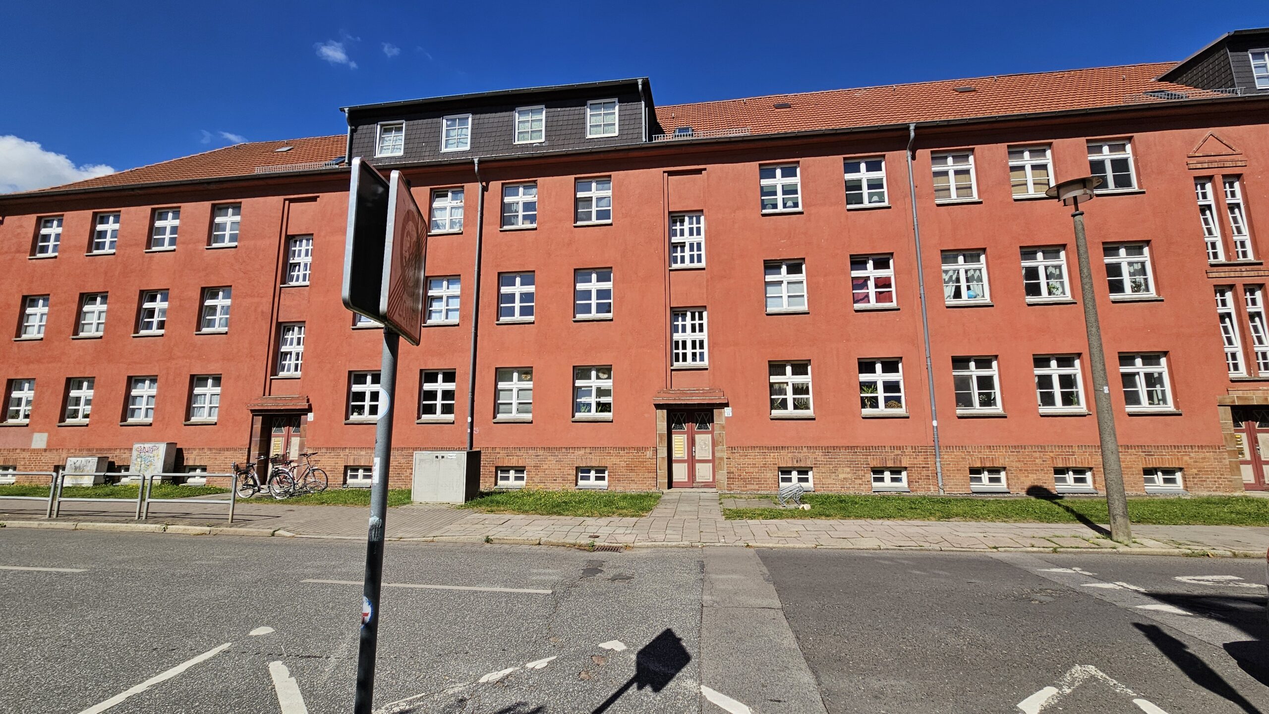 Wohnhaus rote Fassade von außen