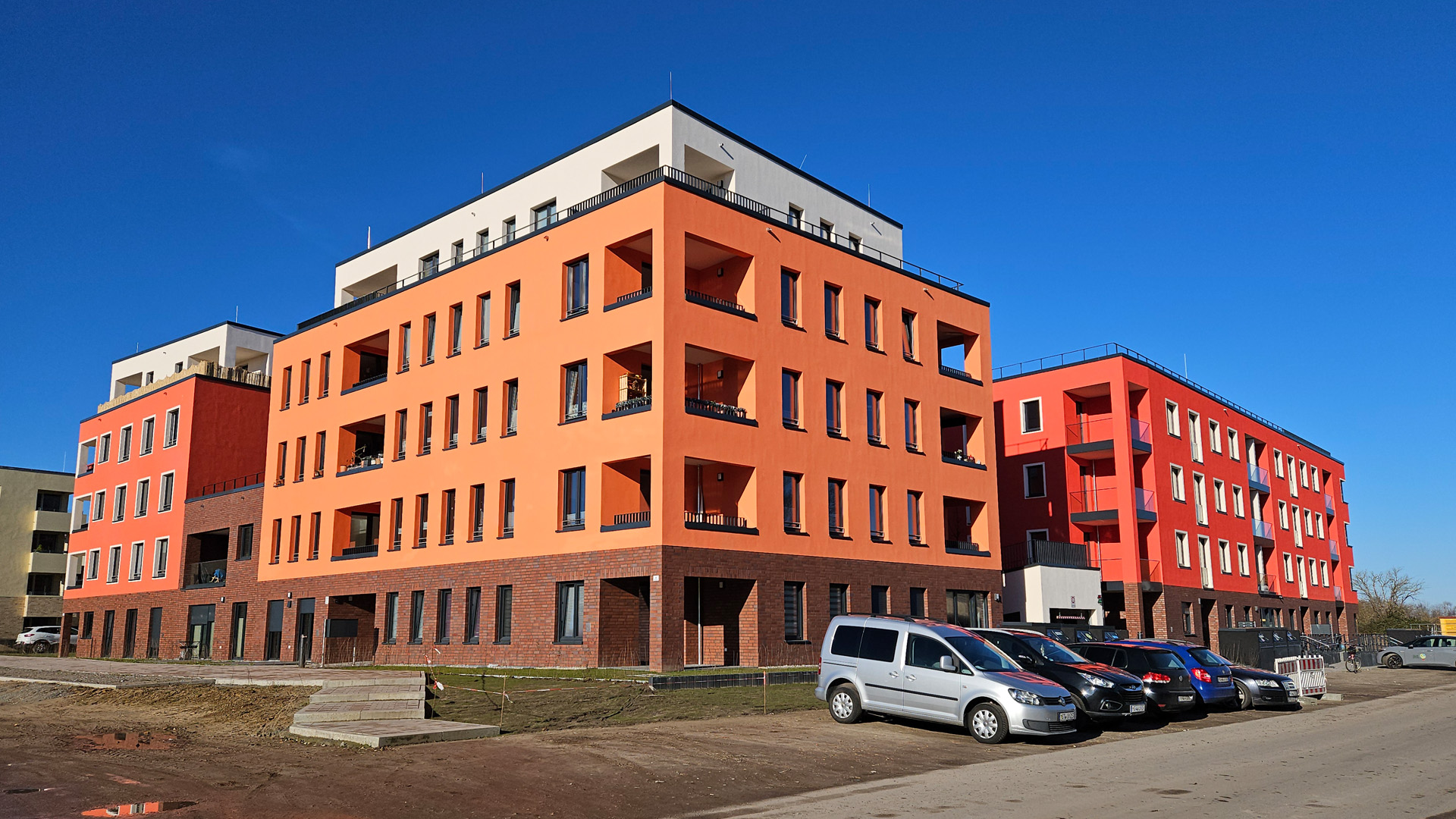 Orange und rote Fassade vom Neubau An den Wurthen